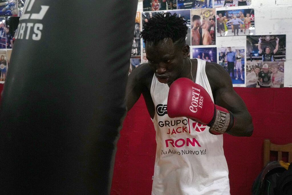 El senegalés sensación en boxeo: tiene 33 hermanos, es vendedor ambulante y está invicto