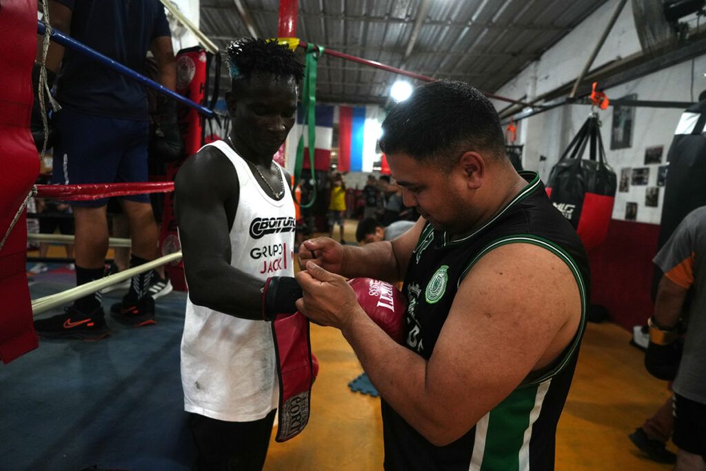 El senegalés sensación en boxeo: tiene 33 hermanos, es vendedor ambulante y está invicto