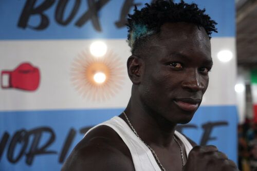 El senegalés sensación en boxeo: tiene 33 hermanos, es vendedor ambulante y está invicto