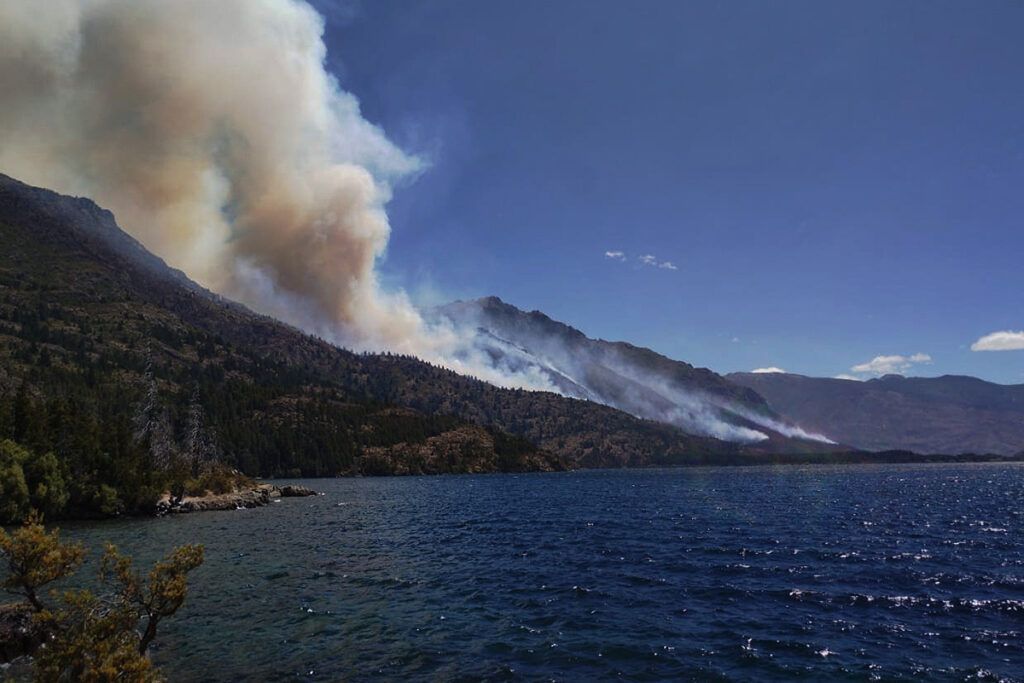 Allanan y culpabilizan a una comunidad mapuche mientras se reaviva el fuego en Epuyén y hay alerta de evacuación 1 Allanan y culpabilizan a una comunidad mapuche mientras se reaviva el fuego en Epuyén y hay alerta de evacuación