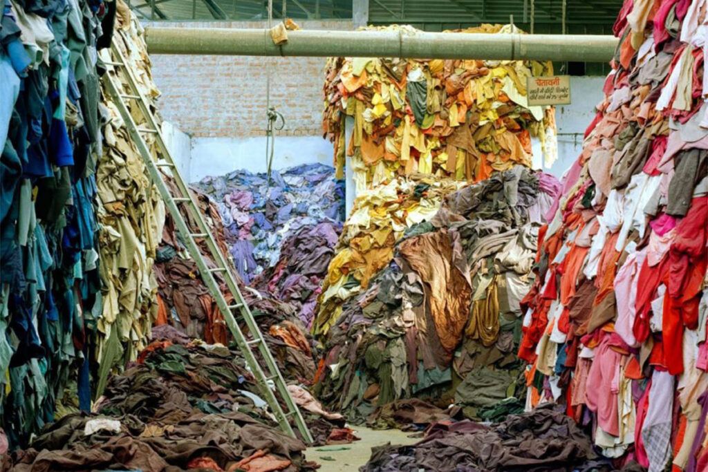 Los costos sociales de la avalancha de ropa importada