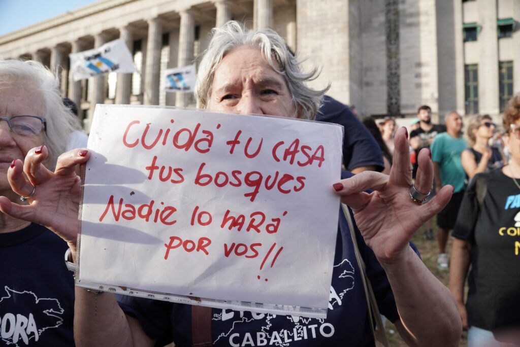 Ambientalistas protestaron contra el Gobierno por la inacción ante los incendios