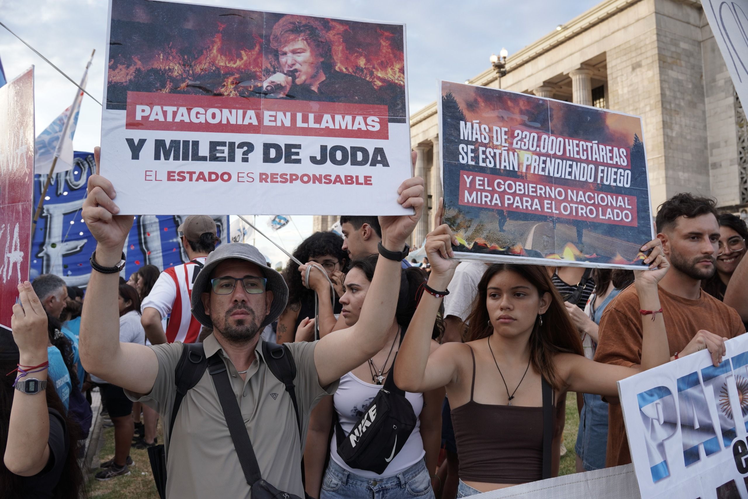 Ambientalistas protestaron contra el Gobierno por la inacción ante los incendios