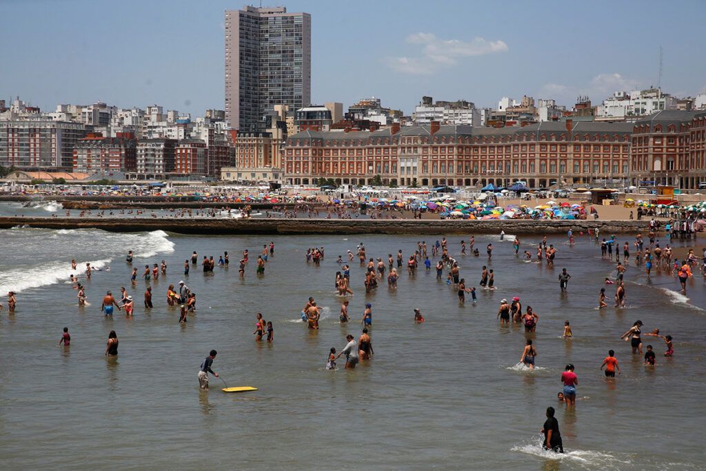 Turismo recortado: las vacaciones en el país de la motosierra