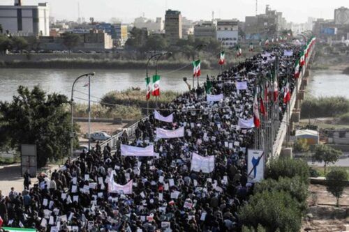 Tras las marchas a favor del gobierno, Trump anuncia aranceles de 25% a países que comercien con Irán