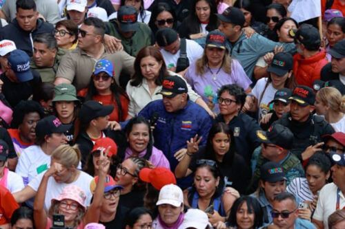Multitudinaria marcha de mujeres en Venezuela por la liberación de Maduro y su esposa