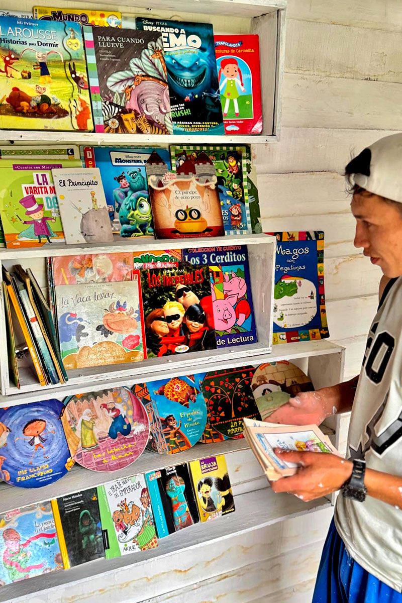 La historia del joven que estuvo preso, salió en libertad y fundó una biblioteca popular para los pibes de su barrio