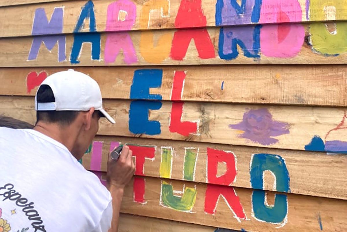 La historia del joven que estuvo preso, salió en libertad y fundó una biblioteca popular para los pibes de su barrio