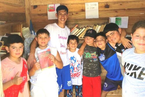 La historia del joven que estuvo preso, salió en libertad y fundó una biblioteca popular para los pibes de su barrio