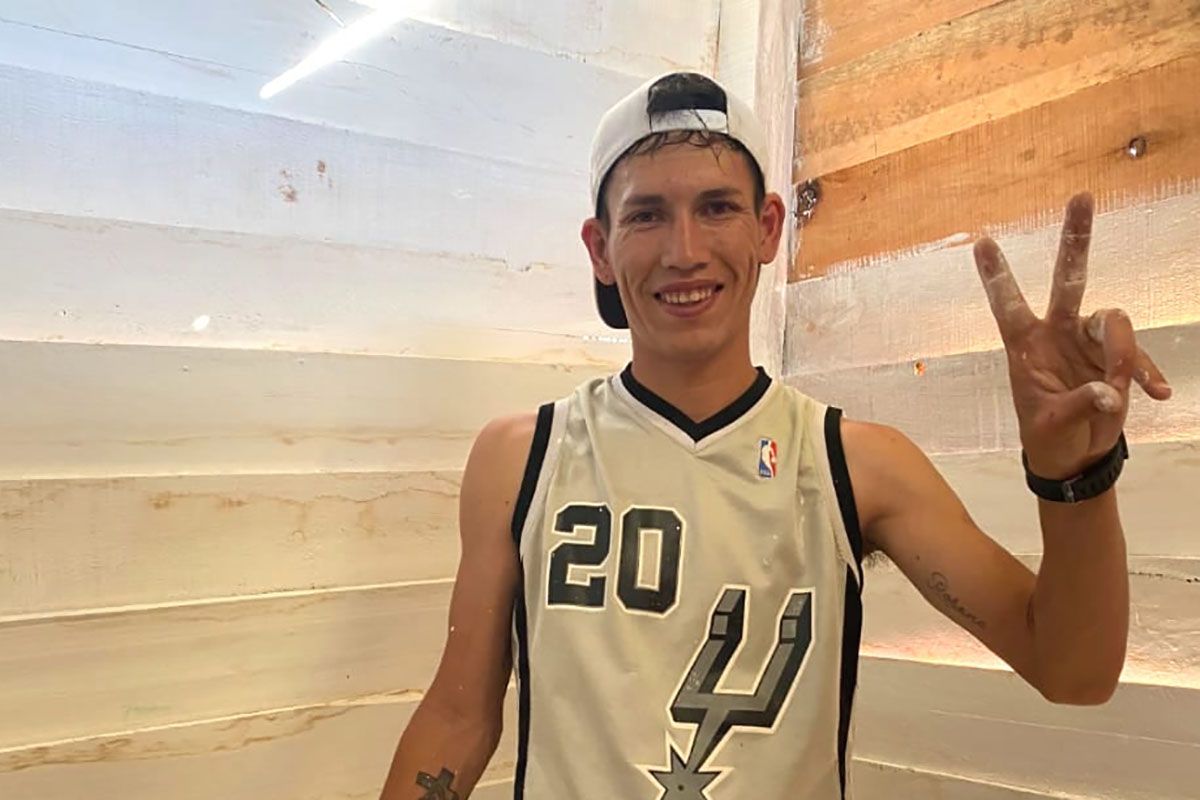 La historia del joven que estuvo preso, salió en libertad y fundó una biblioteca popular para los pibes de su barrio