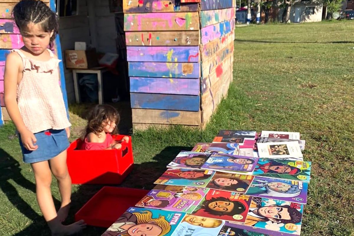 La historia del joven que estuvo preso, salió en libertad y fundó una biblioteca popular para los pibes de su barrio