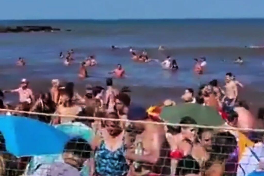 Un “mini tsunami” golpeó en Santa Clara del Mar y arrasó con la playa: un muerto y 35 heridos