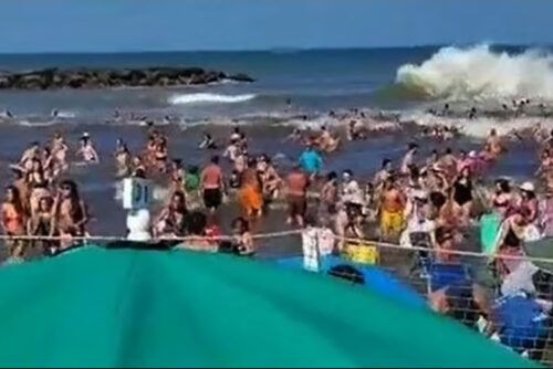Un “mini tsunami” golpeó en Santa Clara del Mar y arrasó con la playa: un muerto y 35 heridos