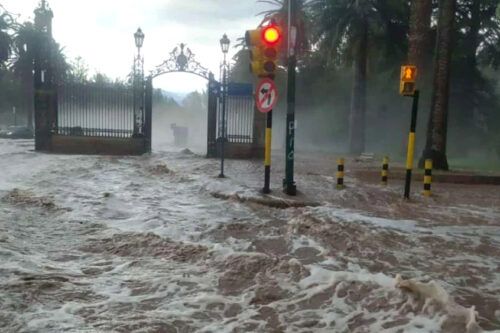 Temporal en Mendoza: miles de usuarios sin luz y rescates por la crecida de un dique