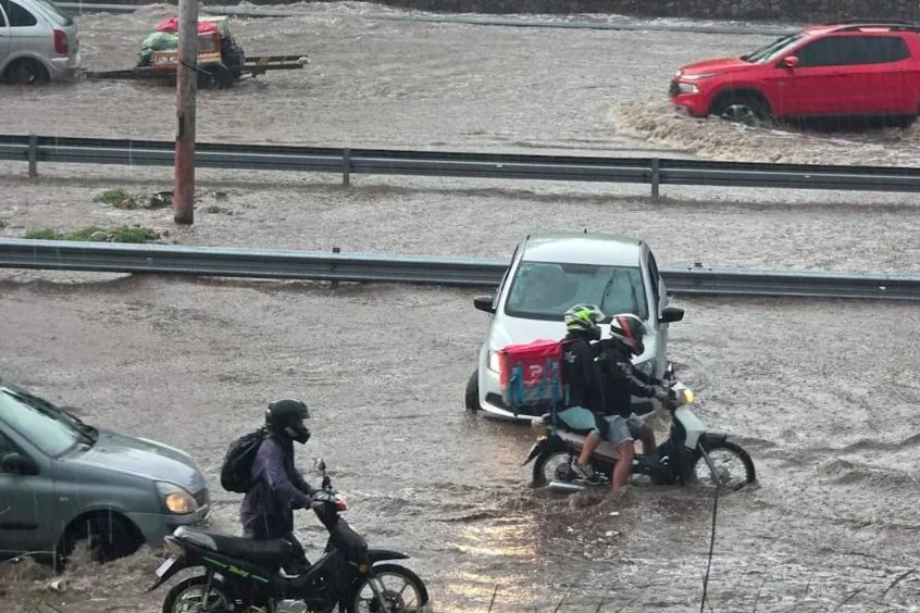 Temporal en Mendoza: miles de usuarios sin luz y rescates por la crecida de un dique