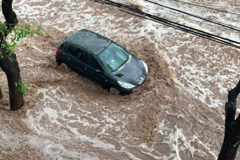 Temporal en Mendoza: miles de usuarios sin luz y rescates por la crecida de un dique