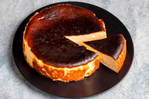 Torta vasca, un postre con mucho huevo y queso que no quiere parecerse al cheesecake