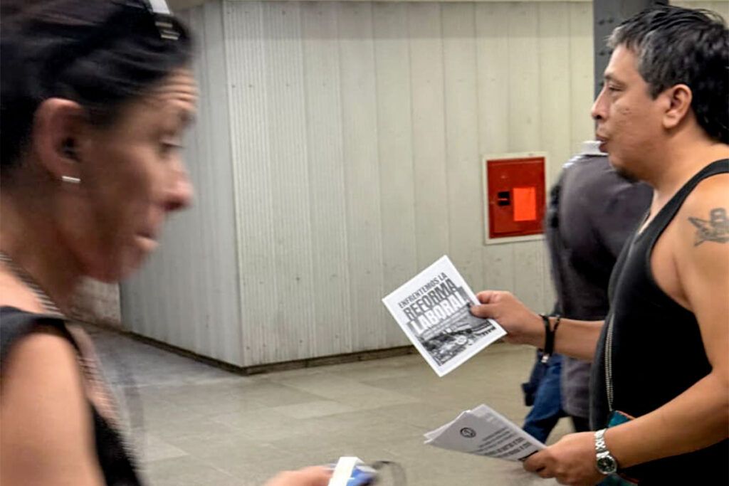 Campaña de volanteadas en estaciones y plazas contra la reforma laboral del gobierno