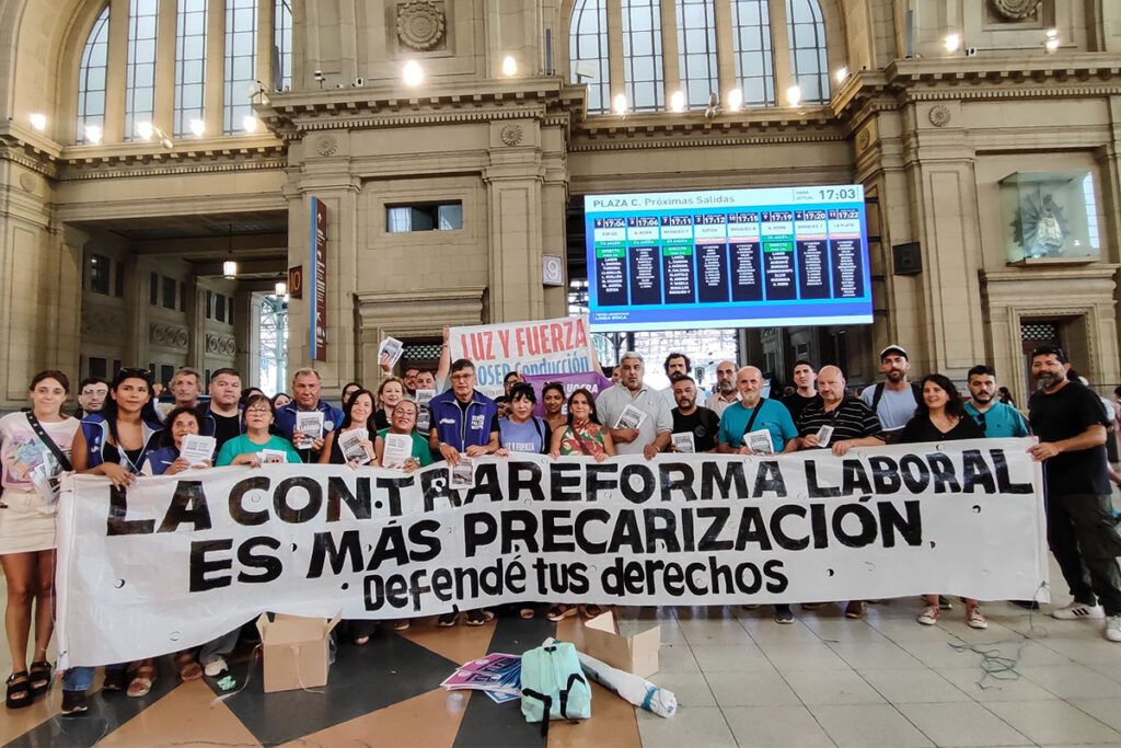 Campaña de volanteadas en estaciones y plazas contra la reforma laboral del gobierno