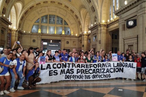 Campaña de volanteadas en estaciones y plazas contra la reforma laboral del gobierno