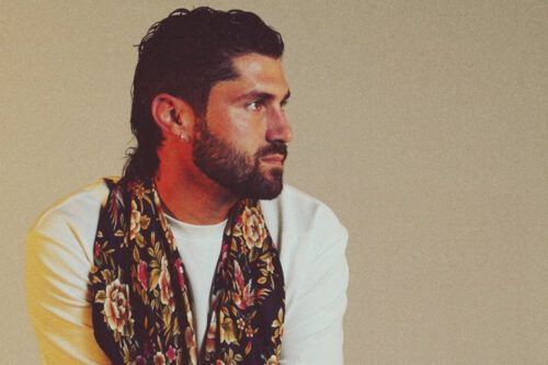 Alejandro Astola: flamenco moderno, canciones ajenas y un debut íntimo