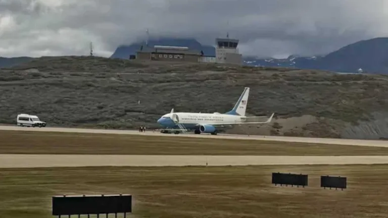 Un avión del Departamento de Defensa de EE UU aterrizó sin aviso previo en Ushuaia en medio de la intervención del puerto