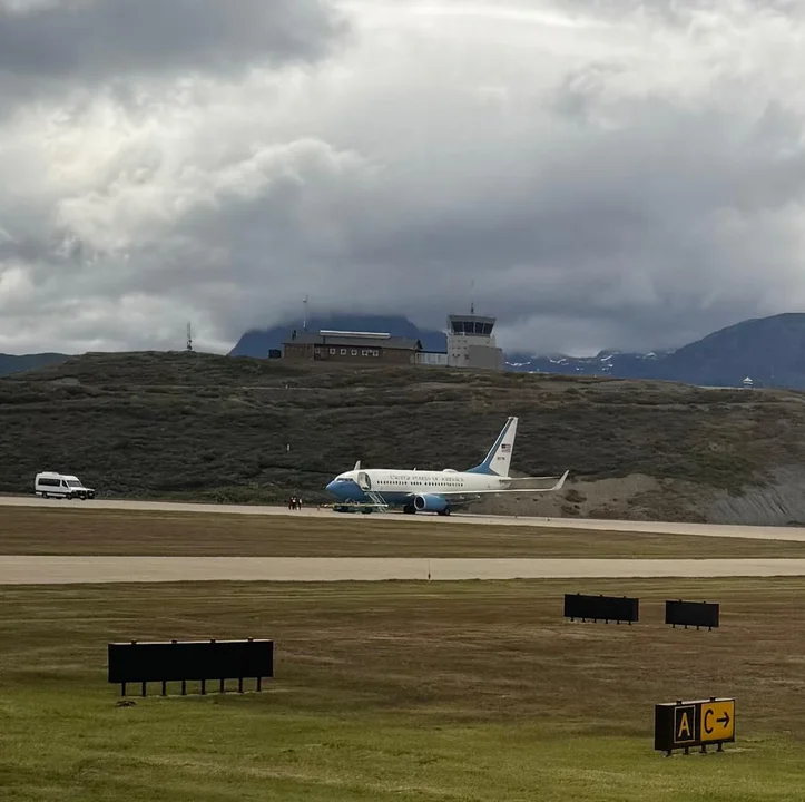 Un avión del Departamento de Defensa de EE UU aterrizó sin aviso previo en Ushuaia en medio de la intervención del puerto 1 Un avión del Departamento de Defensa de EE UU aterrizó sin aviso previo en Ushuaia en medio de la intervención del puerto