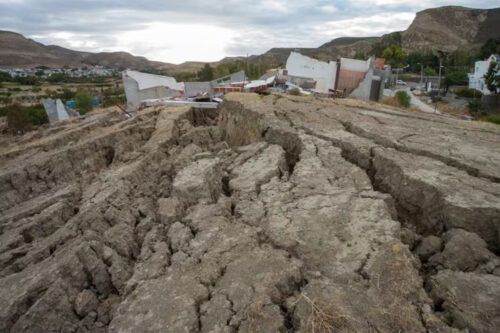 Cientos de evacuados por el desplazamiento de un cerro en Chubut: “Debería servir para repensar cómo y dónde se construye”