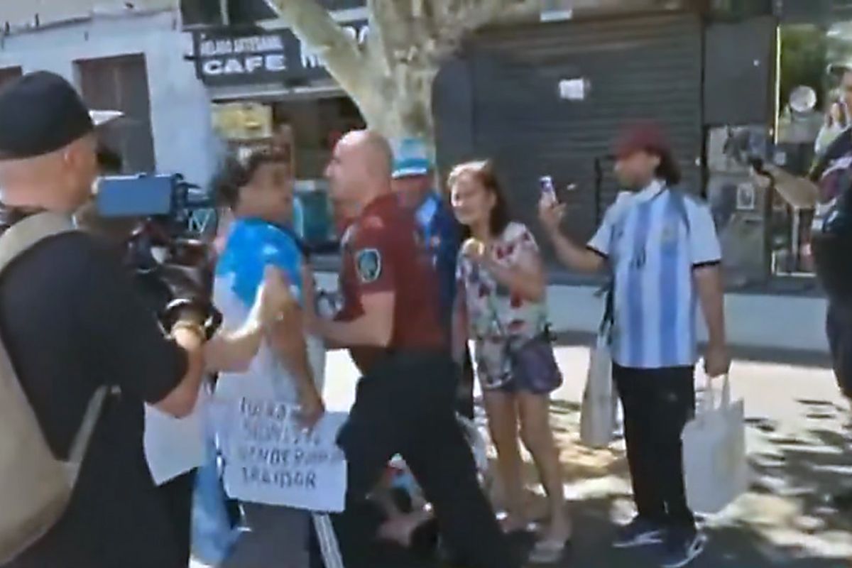 Brutal represión de la Policía de la Ciudad a jubilados y discapacitados en el Congreso