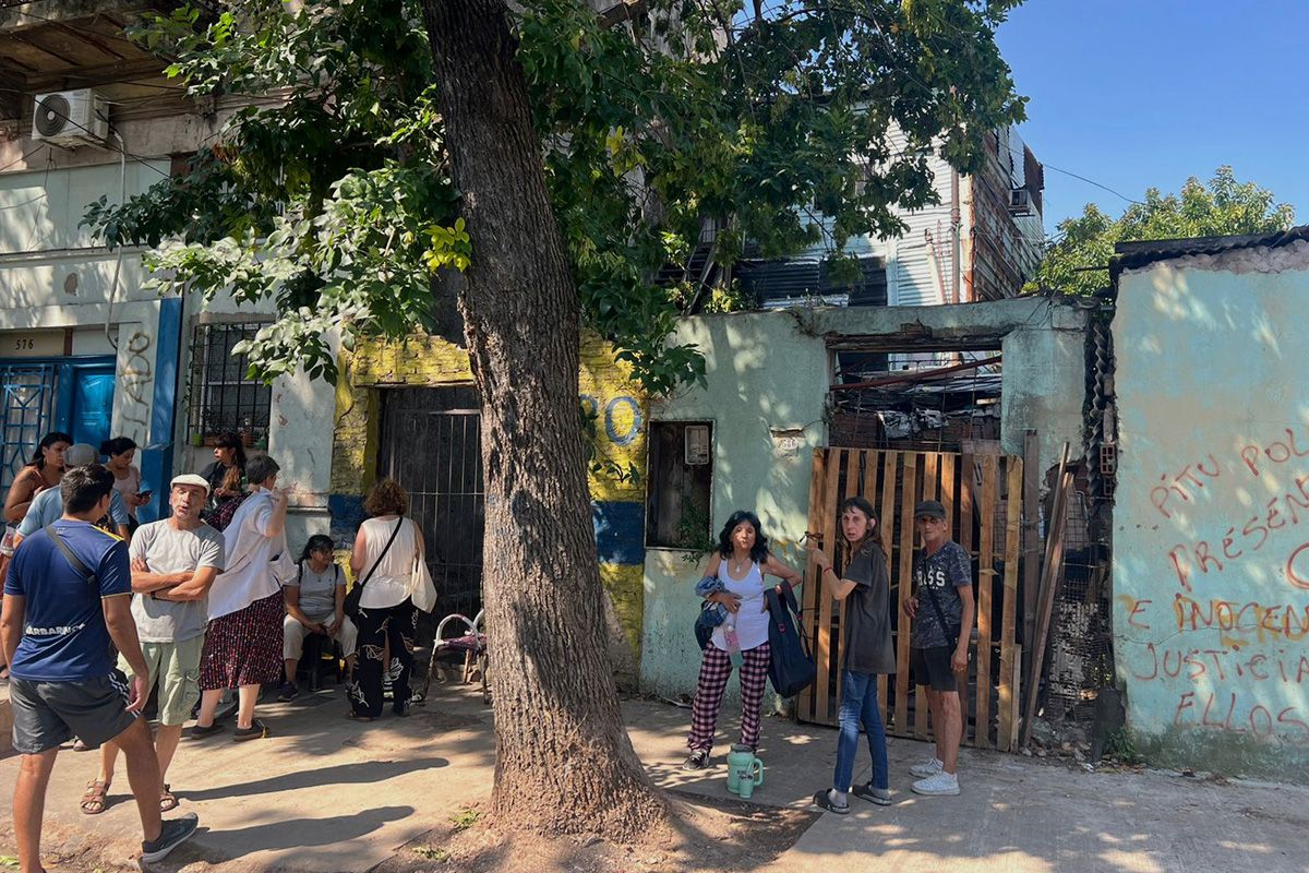 Por orden del Gobierno de la Ciudad, siete familias fueron desalojadas y permanecen en la calle