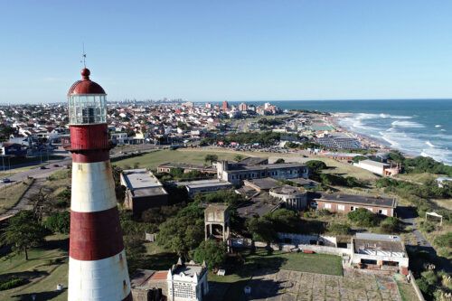 Una silla de mimbre: el inesperado elemento de tortura que apareció en una visita al faro de Mar del Plata