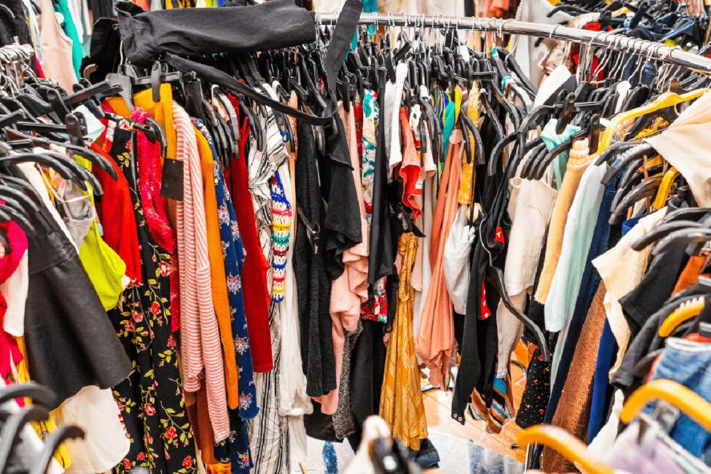 Los costos sociales de la avalancha de ropa importada