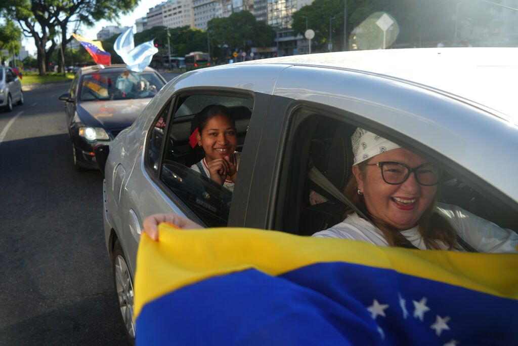 Venezuela en Buenos Aires: repudio ante la embajada yanqui y festejo en el Obelisco