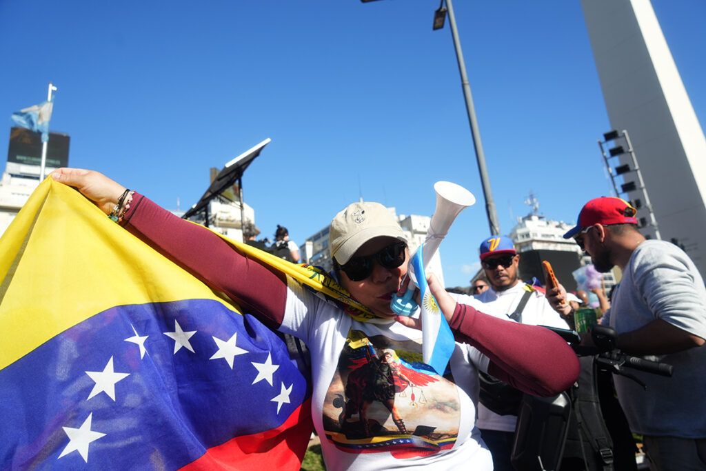 Venezuela en Buenos Aires: repudio ante la embajada yanqui y festejo en el Obelisco