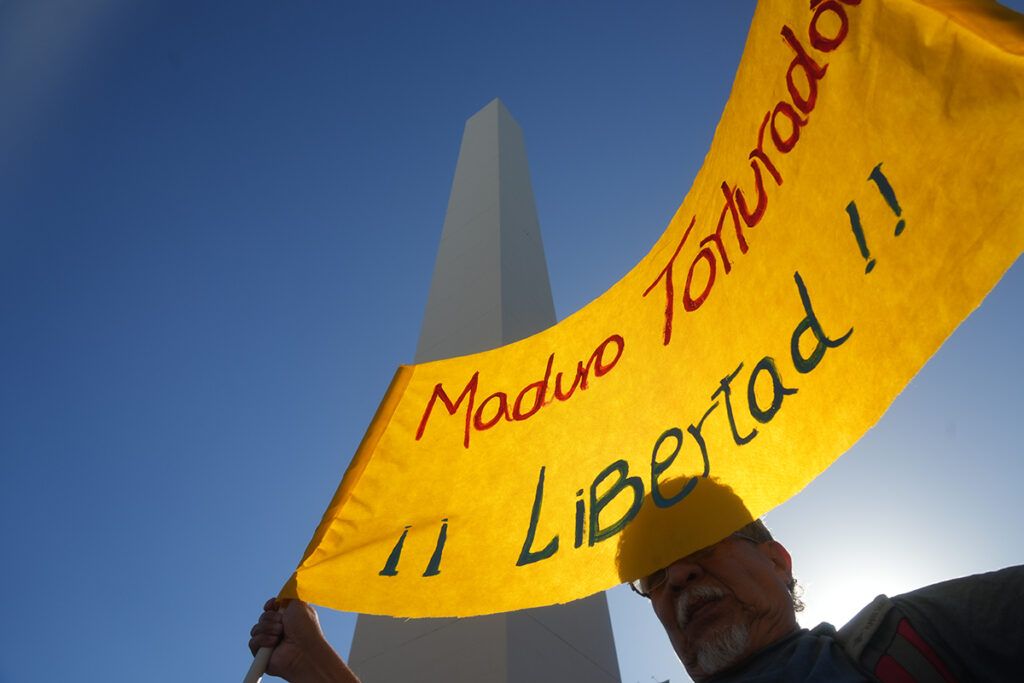 Venezuela en Buenos Aires: repudio ante la embajada yanqui y festejo en el Obelisco