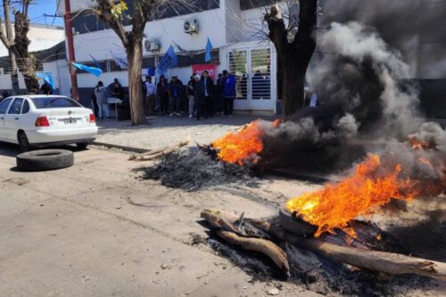 No cobran desde octubre: trabajadores del Frigorífico Euro viven en la planta porque no pueden pagar un alquiler