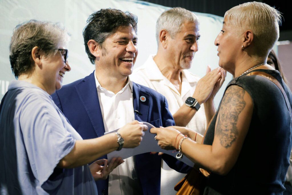 Kicillof entregó escrituras en Avellaneda y volvió a cuestionar a Milei: "Los bonaerenses sí creen en la justicia social"