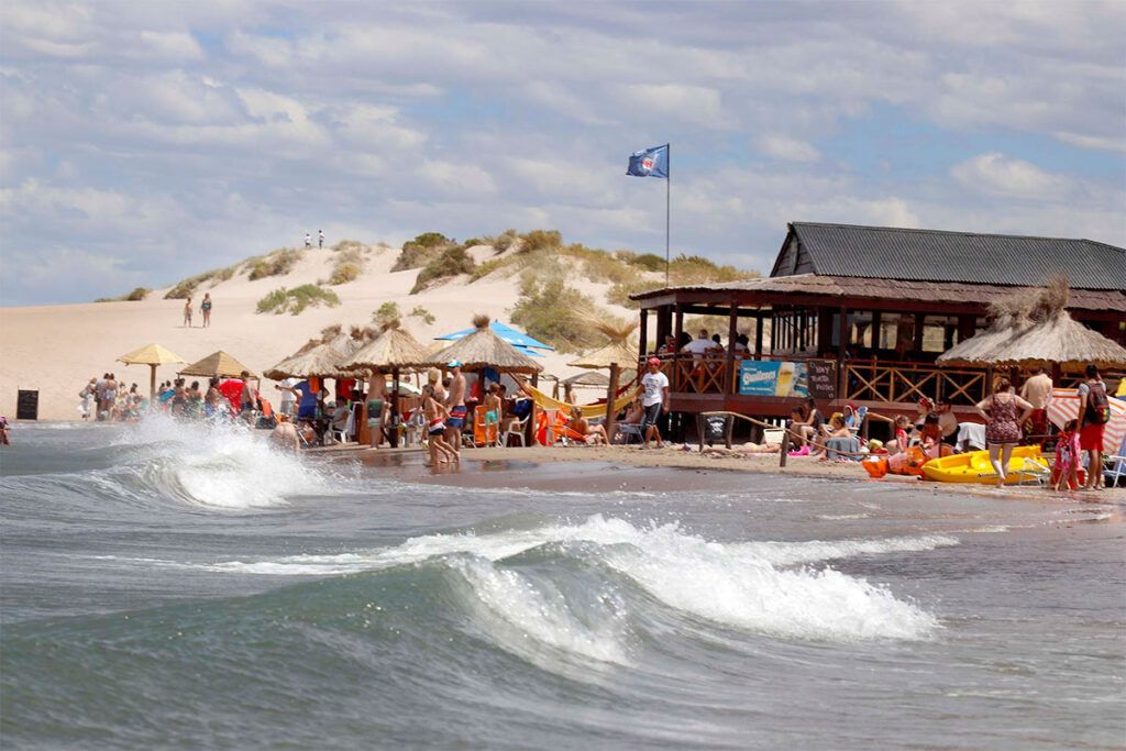El Caribe patagónico está de moda: el encanto de las playas sureñas