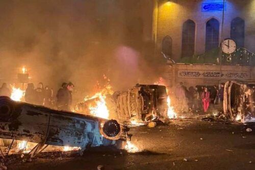 Trump dice que cesaron las matanzas en Irán y pone en suspenso la intervención militar