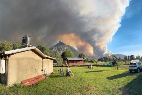 Evacuados y una quincena de viviendas carbonizadas por el incendio en Chubut que amenaza con extenderse