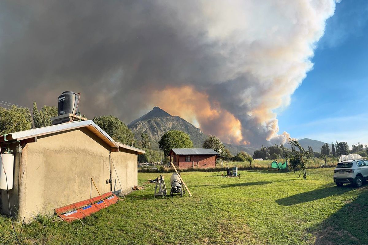 Evacuados y una quincena de viviendas carbonizadas por el incendio en Chubut que amenaza con extenderse