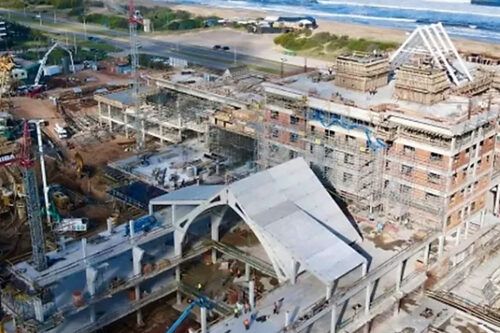Esclavismo en Punta del Este: obreros peruanos “enjaulados” por la empresa que construye un mega hotel Cipriani