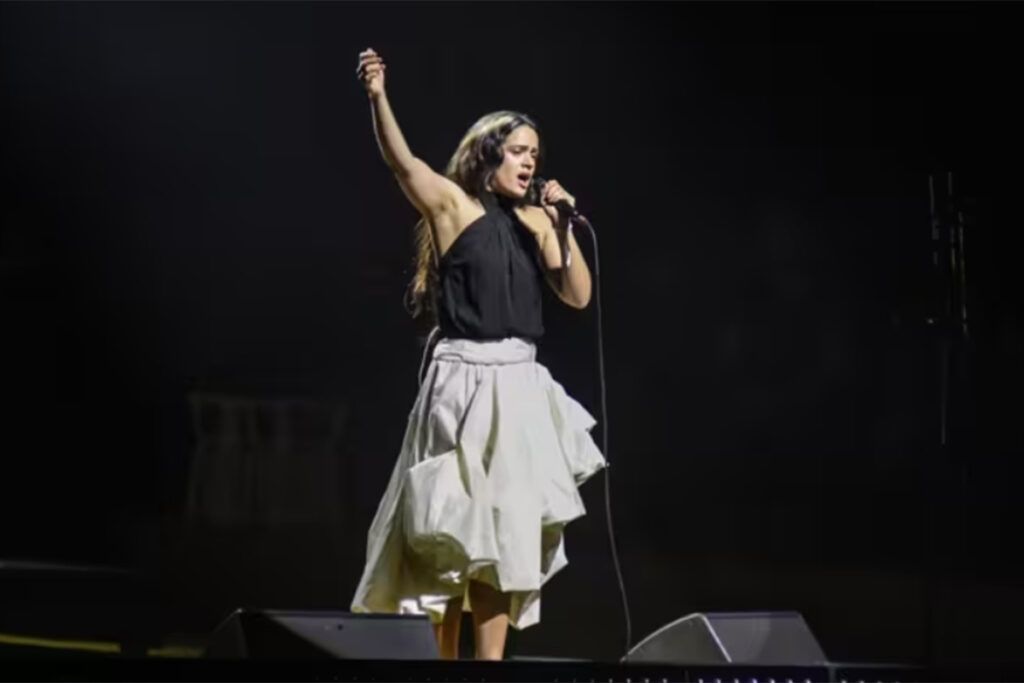 Rosalía apareció por sorpresa en un concierto solidario por Palestina en Barcelona
