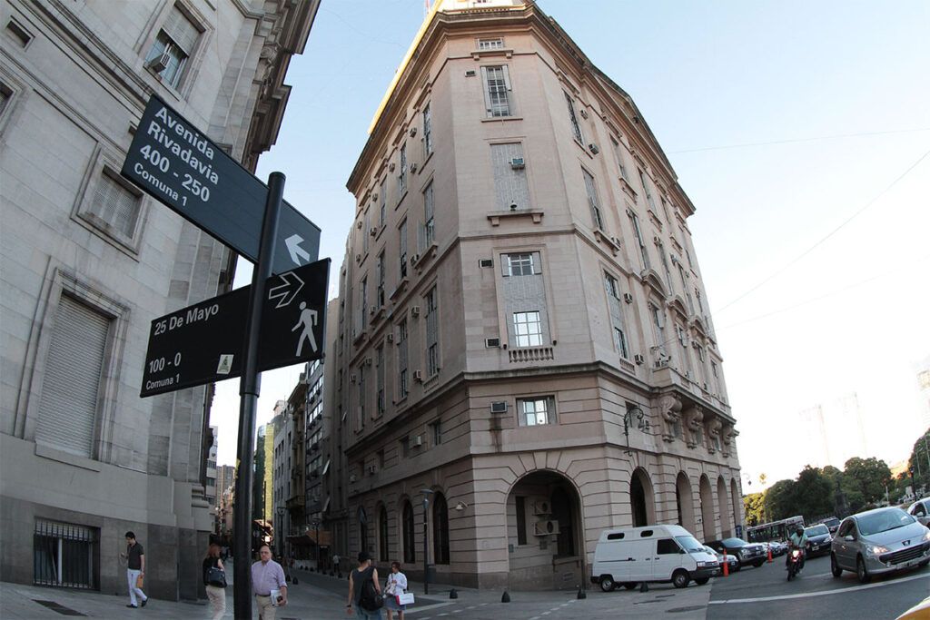 En 2025 el Gobierno ajustó un tercio del gasto en comparación con 2023: salud, educación y asistencia social en el foco del recorte 2 En 2025 el Gobierno ajustó un tercio del gasto en comparación con 2023: salud, educación y asistencia social en el foco del recorte