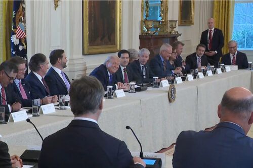 Los buitres merodean a Trump por el petróleo de Venezuela