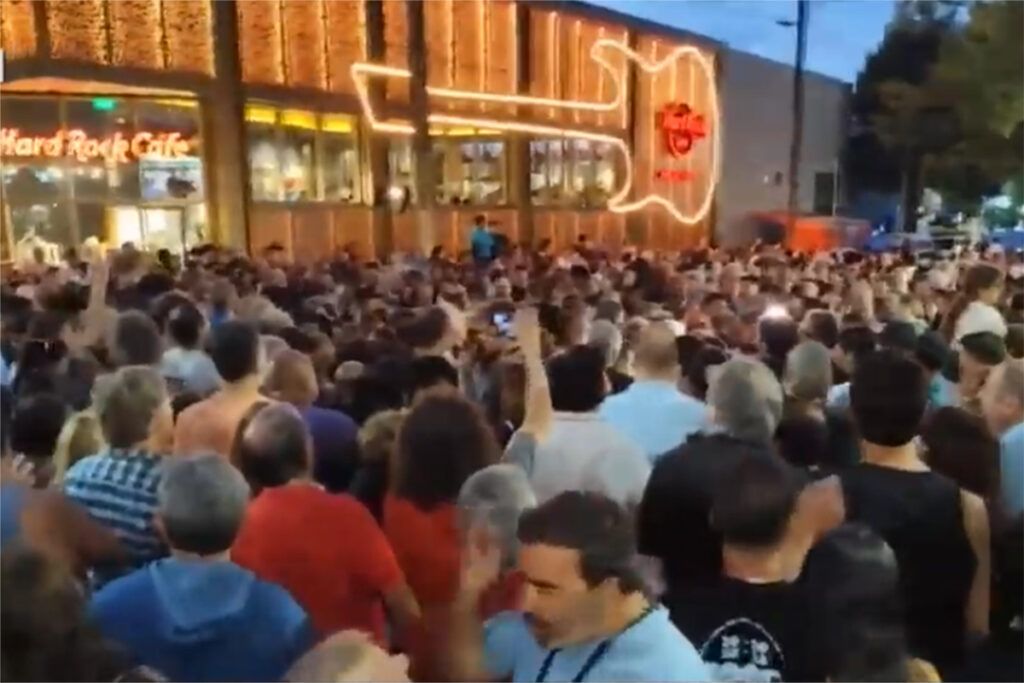 “Tour de la Gratitud” en Mar del Plata: Milei recibió respaldo militante y también repudio de jubilados