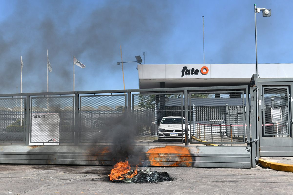 Cierre de Fate: industriales piden que el gobierno actúe para frenar la sangría de empresas