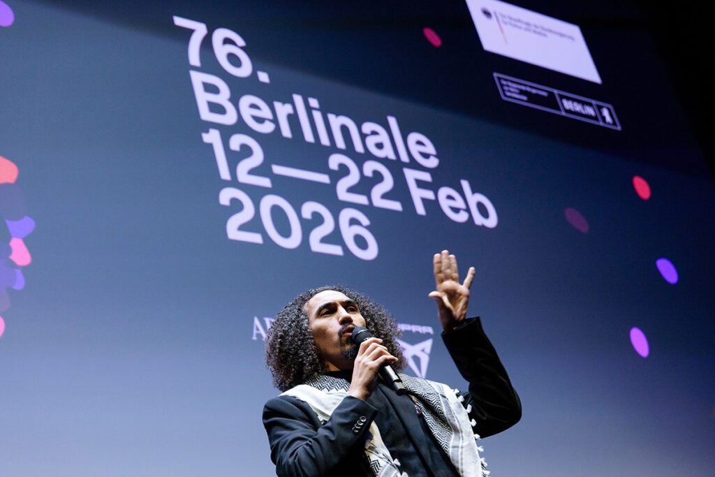 Director palestino denuncia a Alemania en la Berlinale por complicidad en el genocidio en Gaza