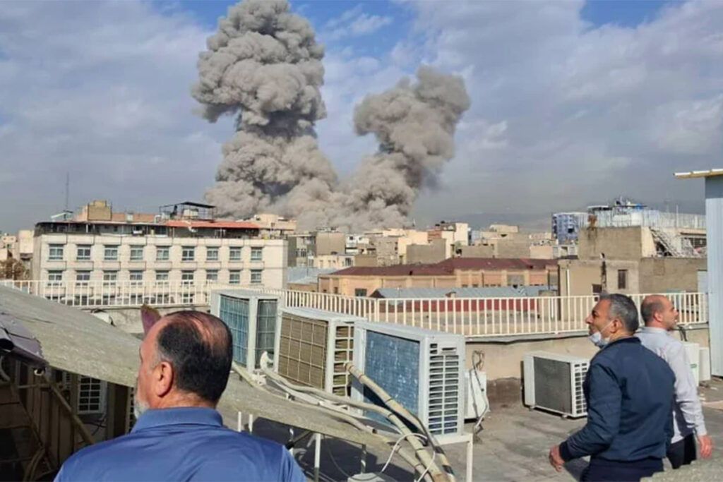 Irán cierra el Estrecho de Ormuz y amenaza con "prender fuego a cualquier barco que intente cruzarlo"