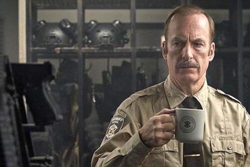 De la calma al caos: Bob Odenkirk interpreta a un sheriff que descubre un secreto explosivo en «Normal»